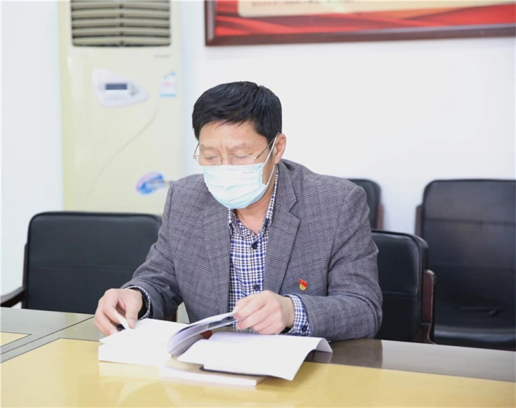 党委副书记裴晓峰领读学习.webp.jpg