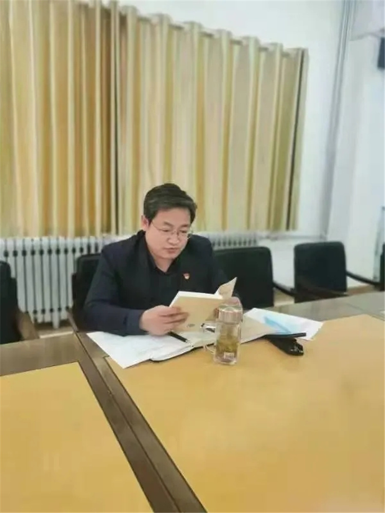 党委委员、纪委书记孟光源领读学习.webp.jpg