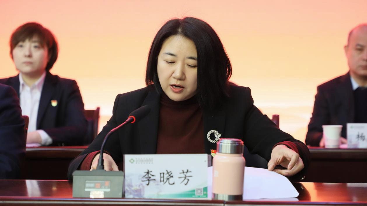 6李院长主持会议.jpg